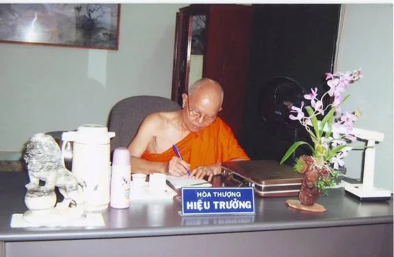 Trưởng lão Hòa thượng Thích Từ Thông tại bàn làm việc Hiệu trưởng Trường Trung cấp Phật học TP.HCM