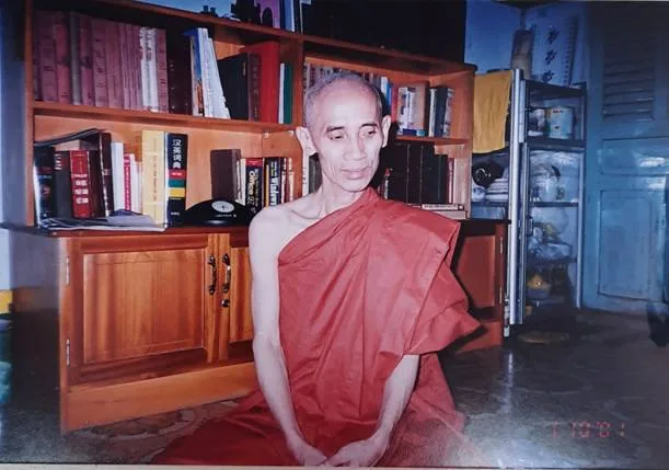 Hòa thượng Thích Tuệ Sỹ ngồi thiền trước kệ sách kinh luận nhiều ngôn ngữ