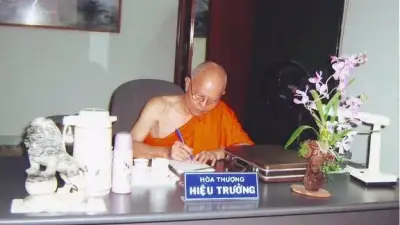 Trưởng lão Hòa thượng Thích Từ Thông tại bàn làm việc Hiệu trưởng Trường Trung cấp Phật học TP.HCM