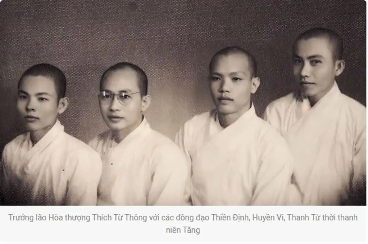 Trưởng lão Hòa thượng Thích Từ Thông với các đồng đạo Thiền Định, Huyền Vi, Thanh Từ thời thanh niên Tăng