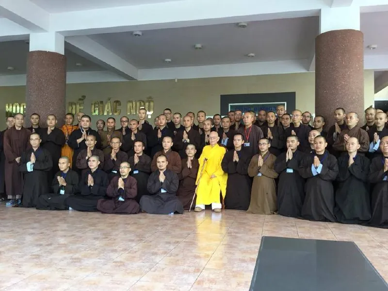 Hòa thượng Thích Từ Thông cùng Tăng Ni sinh Trường Phật học