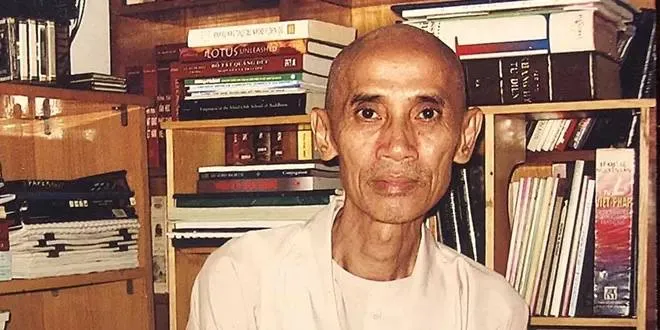 Hòa thượng Thích Tuệ Sỹ bên thư phòng, giữa các bộ sách kinh luận nhiều ngôn ngữ
