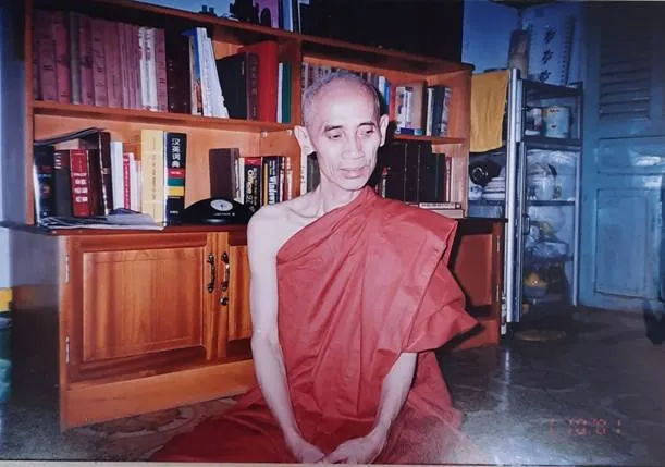Hòa thượng Thích Tuệ Sỹ trong tư thế thiền định
