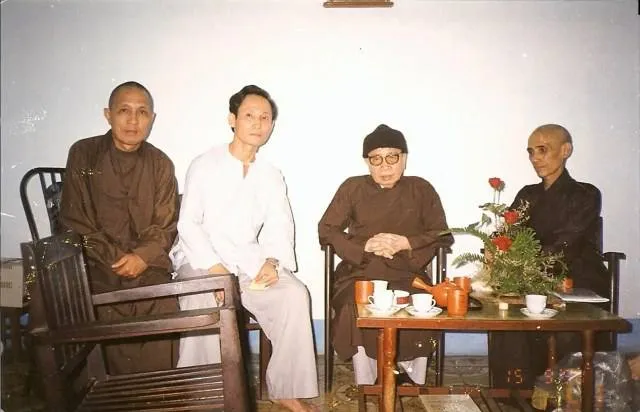 Hòa thượng Thích Tuệ Sỹ cùng chư tôn đức và thân hữu