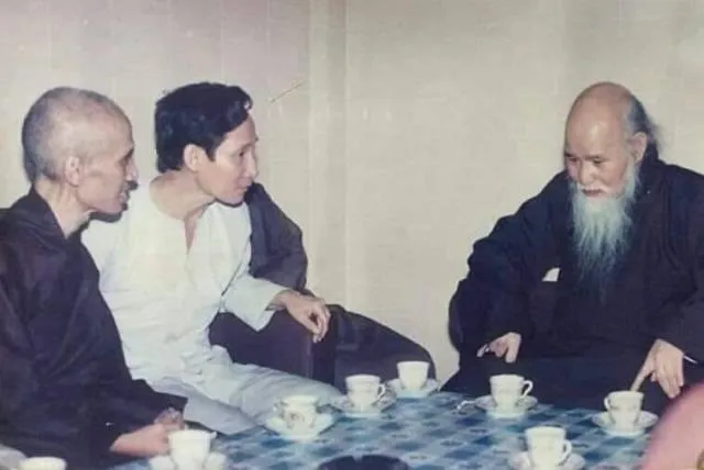 Hòa thượng Thích Tuệ Sỹ (trái) cùng chư vị trưởng lão Giáo hội